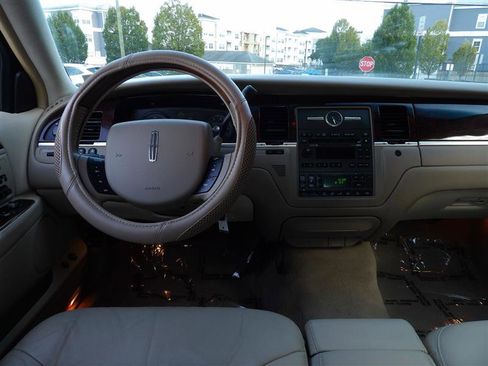 Used 2008 Lincoln Town Car Signature Limited image 12