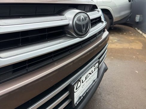 Used 2017 Toyota Highlander XLE image 35