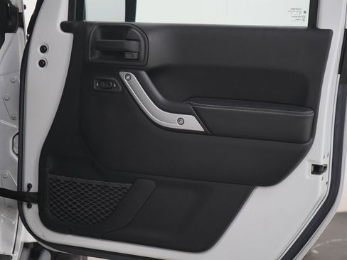 Used 2016 Jeep Wrangler Unlimited Rubicon AWD/4WD image 9