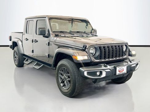 Used 2024 Jeep Gladiator Sport AWD/4WD image 3
