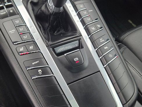 Used 2018 Porsche Macan image 30