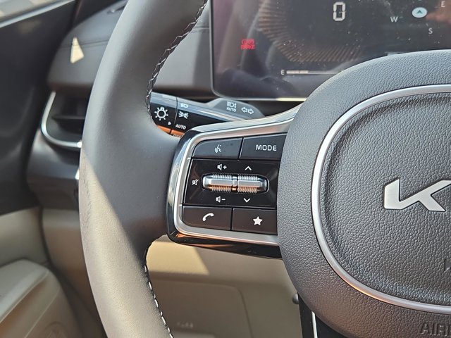 Used 2025 Kia Carnival FWD image 46