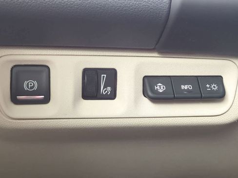Used 2022 GMC Acadia Denali w/ Denali Technology Package FWD image 17