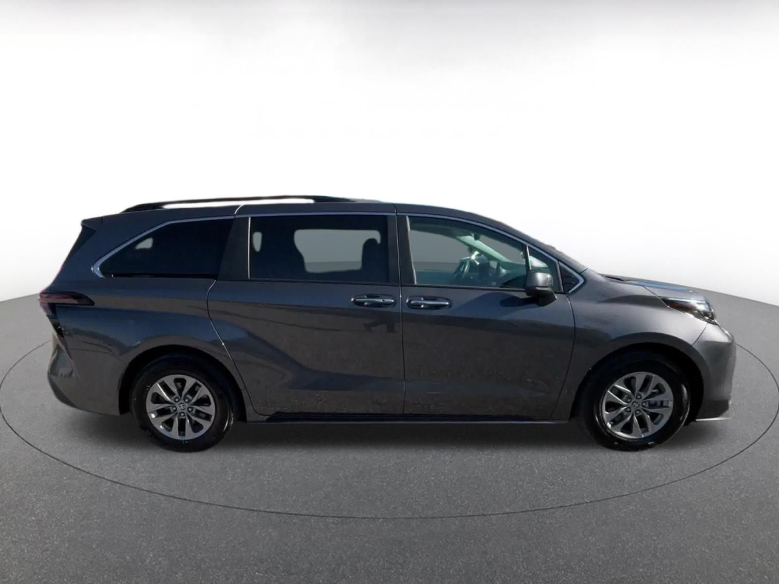 Used 2025 Toyota Sienna XLE FWD image 15