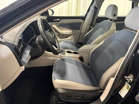 Used 2025 Volkswagen Jetta SE w/ Sunroof Package FWD image 8