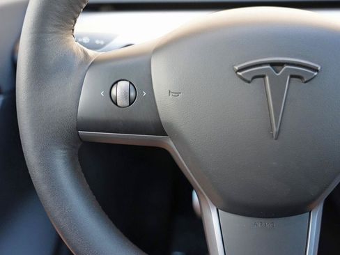 Used 2022 Tesla Model Y Long Range AWD/4WD image 18