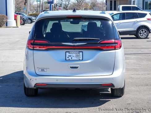 Used 2024 Chrysler Pacifica Touring-L image 7