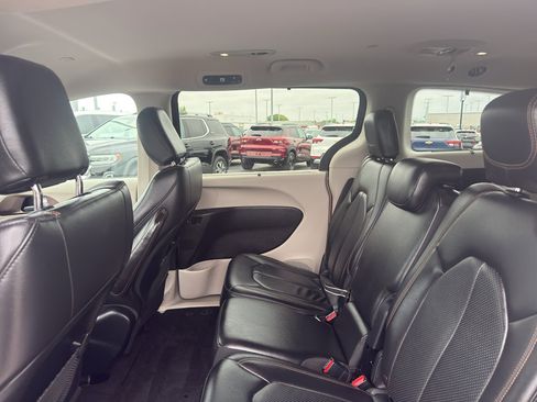 Used 2018 Chrysler Pacifica Touring-L FWD image 29