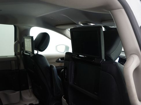 Used 2022 Chrysler Pacifica Touring-L w/ Uconnect Theater Family Group image 13