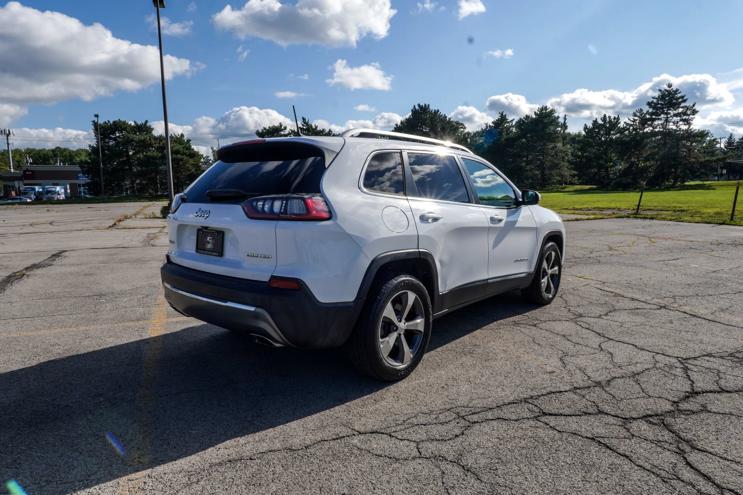 Used 2019 Jeep Cherokee Limited w/ Luxury Group AWD/4WD image 4