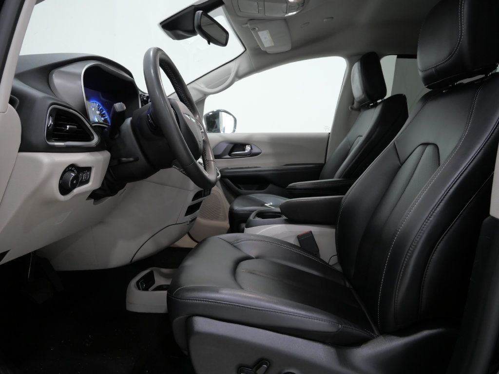 Used 2024 Chrysler Pacifica Touring-L FWD image 12