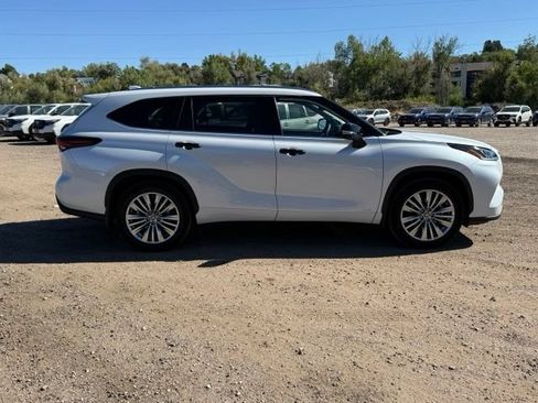 Used 2026 Toyota Highlander Platinum AWD/4WD image 6