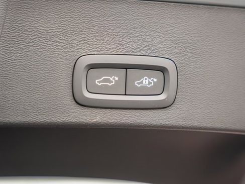 Certified 2025 Volvo XC40 B5 Ultra w/ Climate Package image 11