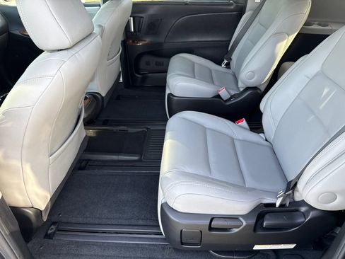 Used 2015 Toyota Sienna Limited Premium FWD image 18