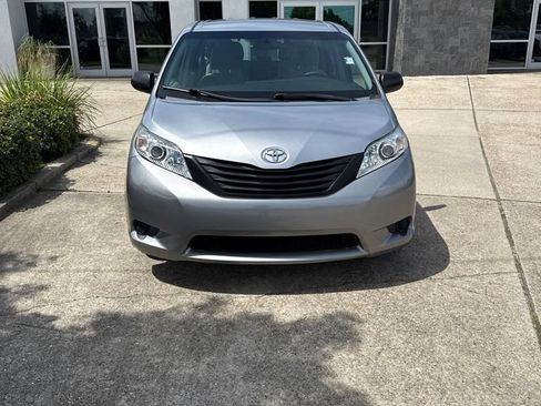 Used 2017 Toyota Sienna L FWD image 2