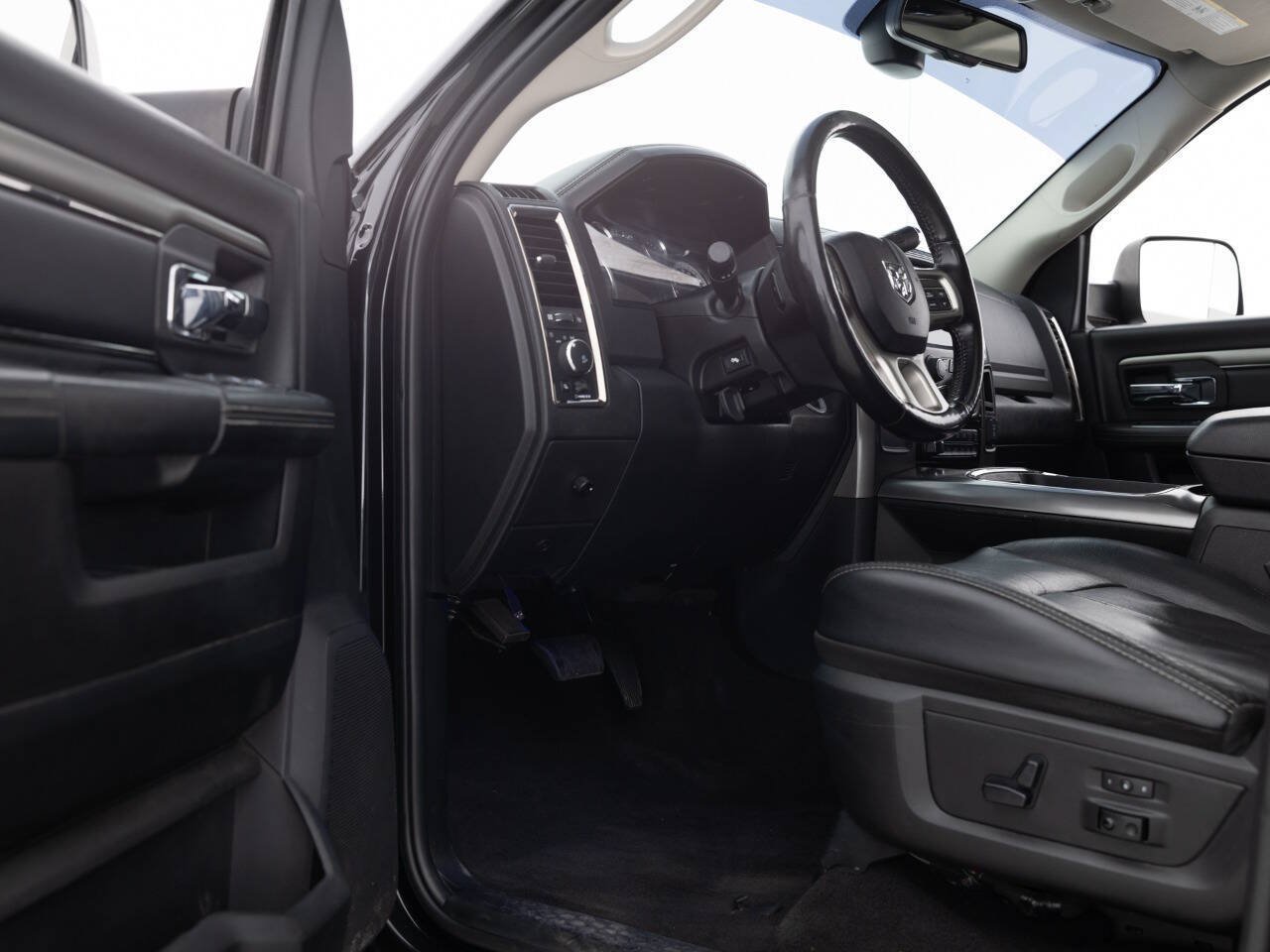 Used 2018 RAM 3500 Laramie w/ Sport Appearance Group AWD/4WD image 28
