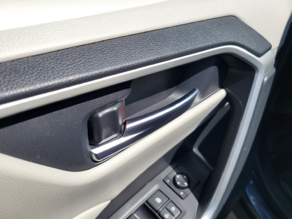 Used 2019 Toyota RAV4 XLE Premium FWD image 22