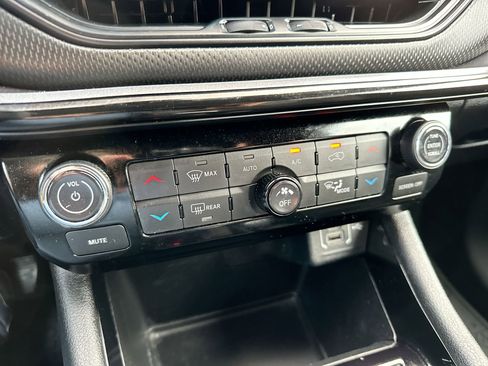 Used 2024 Jeep Compass Latitude w/ Convenience Group image 18