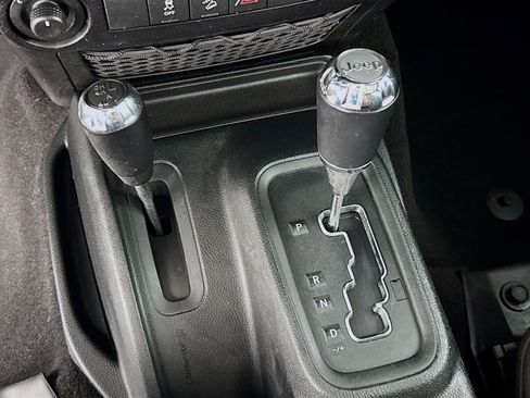 Used 2018 Jeep Wrangler Unlimited Sahara w/ Connectivity Group image 19