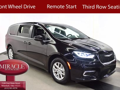 Used 2025 Chrysler Pacifica Select