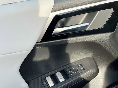 New 2025 Mitsubishi Outlander SE image 17