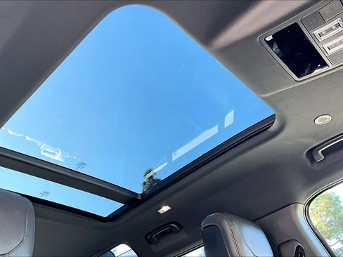 Used 2023 Land Rover Defender 110 V8 image 29