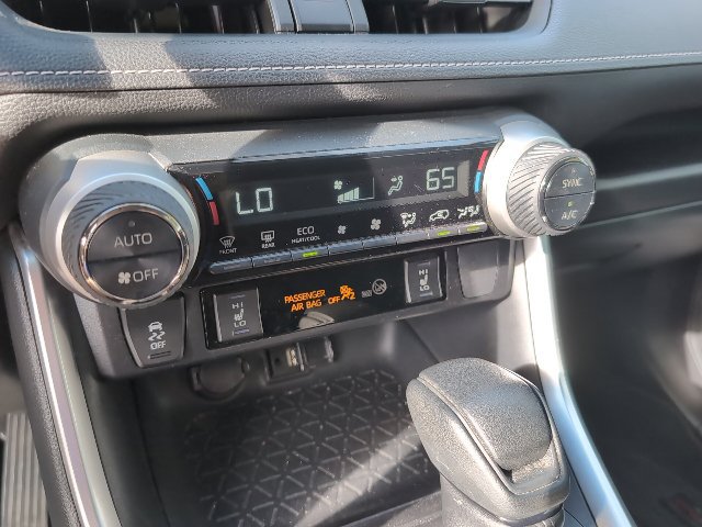 Used 2019 Toyota RAV4 XLE w/ Convenience Package FWD image 17