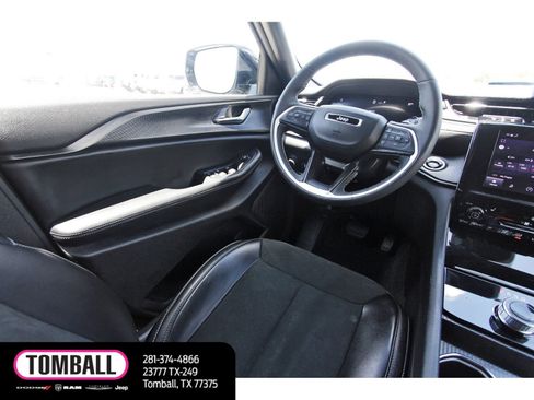 Used 2025 Jeep Grand Cherokee Altitude RWD image 9