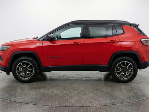 Used 2025 Jeep Compass Trailhawk image 5