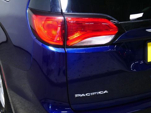 Used 2018 Chrysler Pacifica Touring-L w/ Premium Audio Group FWD image 17