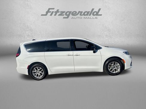 Used 2024 Chrysler Pacifica Touring FWD image 4