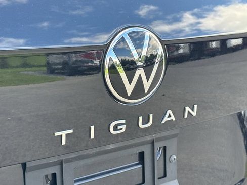 Certified 2023 Volkswagen Tiguan SE R-Line FWD image 17