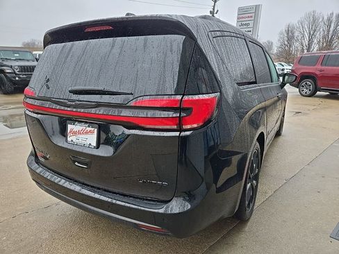 Used 2025 Chrysler Pacifica Limited image 10