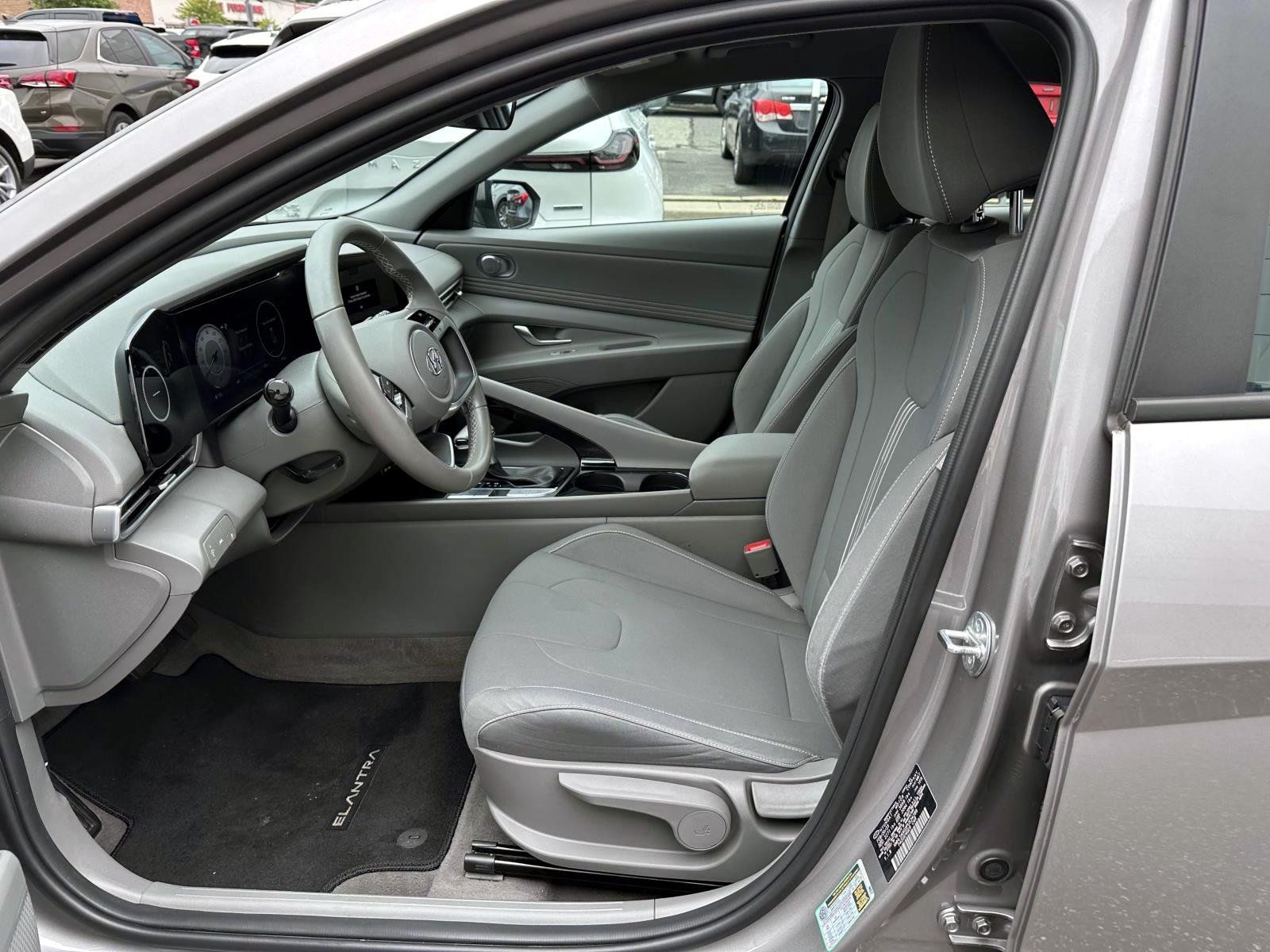 Used 2023 Hyundai Elantra SEL w/ Convenience Package FWD image 11