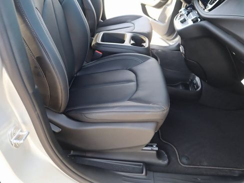 New 2026 Chrysler Pacifica Select image 15