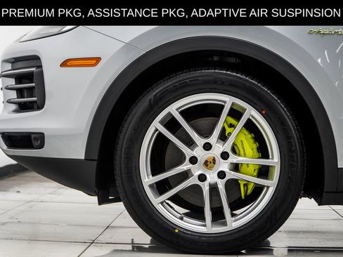 Used 2023 Porsche Cayenne w/ Premium Package AWD/4WD image 11