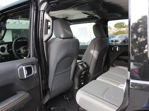 Used 2025 Jeep Wrangler Unlimited Sahara image 14