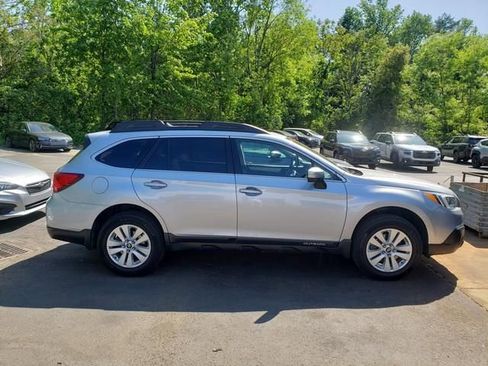 Used 2017 Subaru Outback 2.5i Premium AWD/4WD image 2