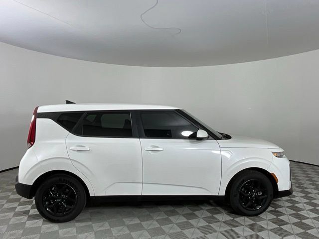 Used 2022 Kia Soul LX w/ Technology Package FWD image 4