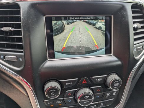 Used 2020 Jeep Grand Cherokee Laredo RWD image 23