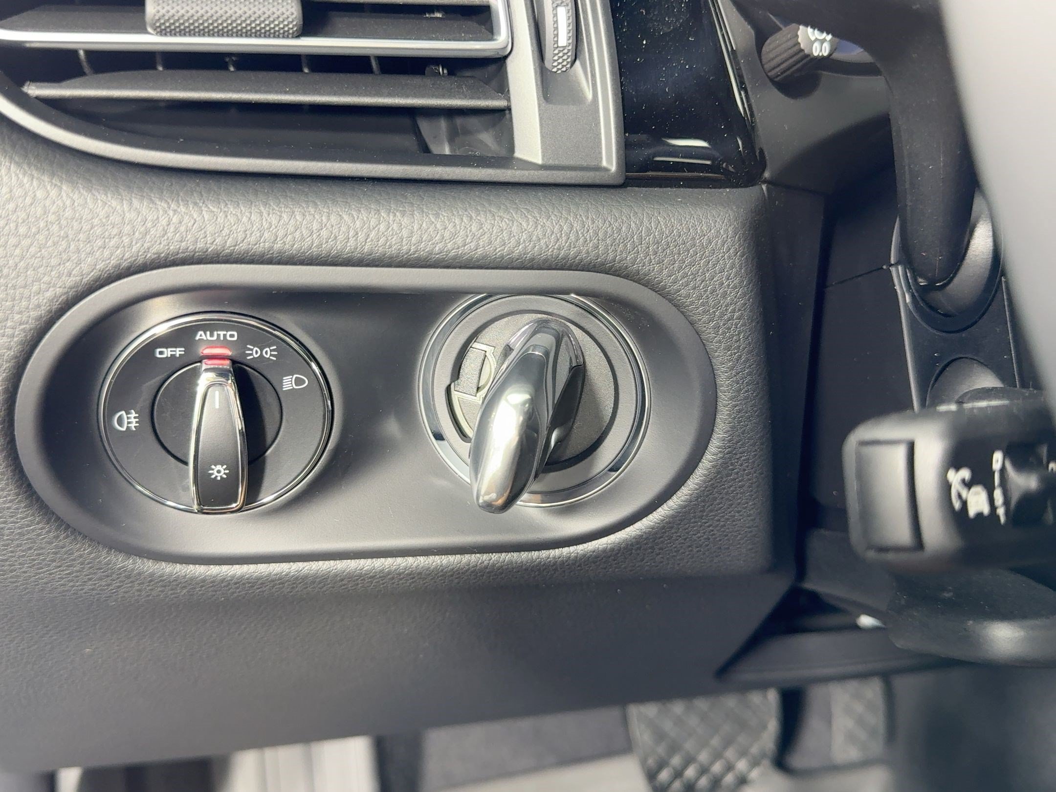Certified 2026 Porsche Macan AWD/4WD image 25
