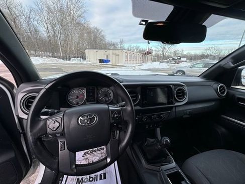 Used 2019 Toyota Tacoma TRD Sport image 17