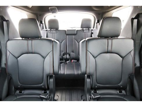 Used 2025 Honda Pilot TrailSport image 11