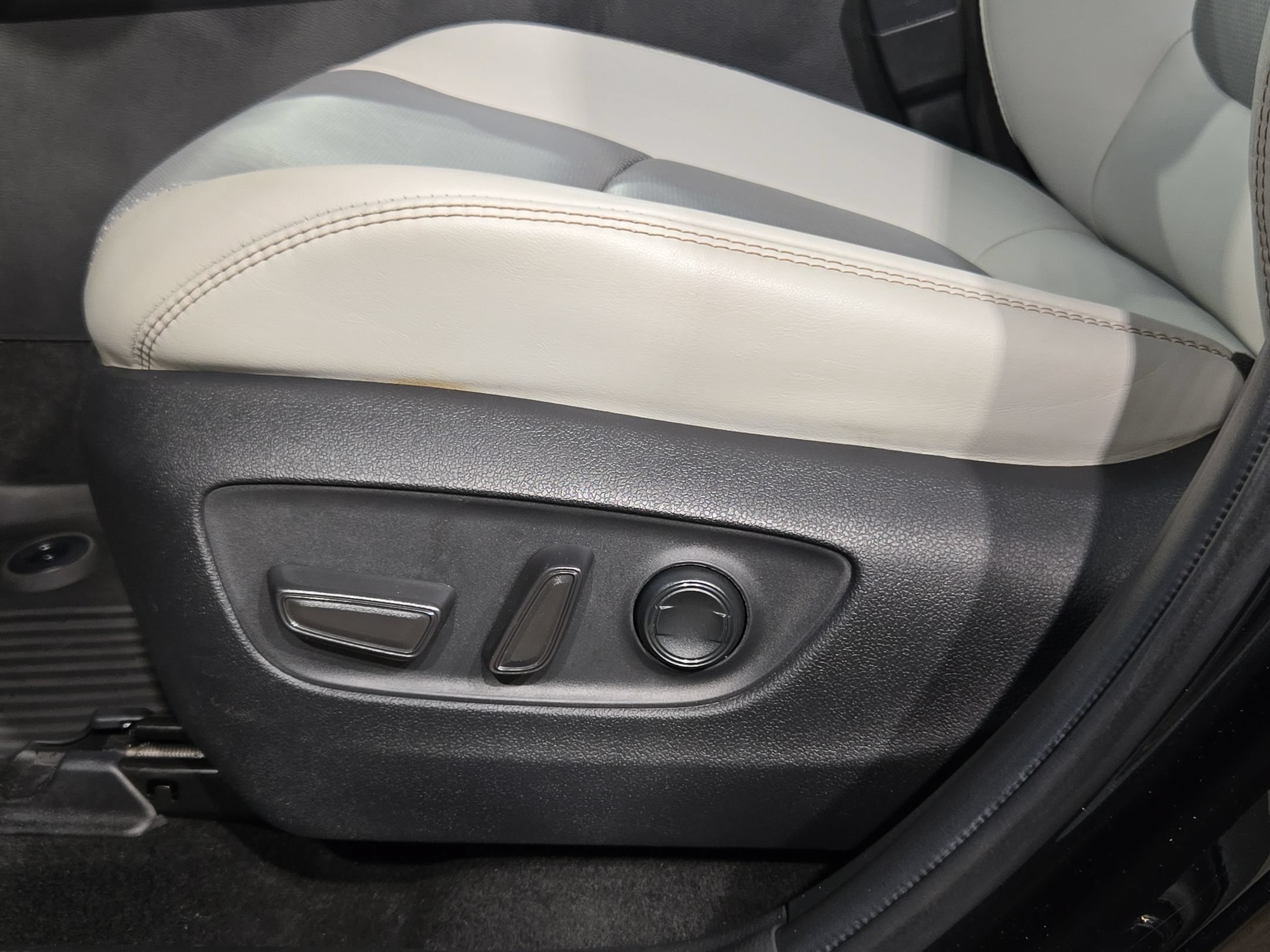 Used 2024 Toyota RAV4 Limited w/ Advanced Technology Package AWD/4WD image 23