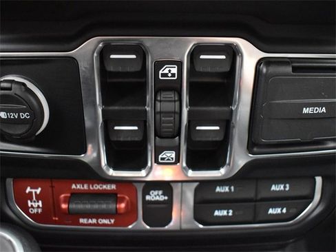 Used 2024 Jeep Gladiator Mojave w/ Technology Group image 20