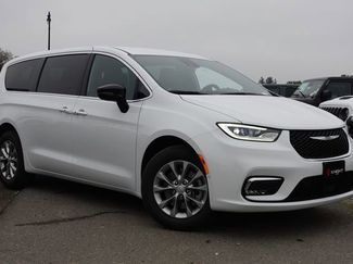 New 2026 Chrysler Pacifica Select video 2