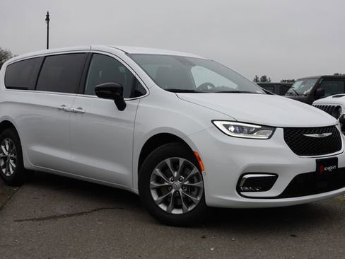 New 2026 Chrysler Pacifica Select image 2