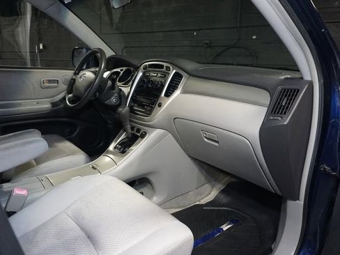 Used 2006 Toyota Highlander 4WD V6 w/ 3rd Row image 16