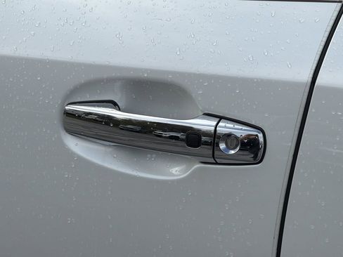 Used 2010 Lexus LX 570 4WD image 39