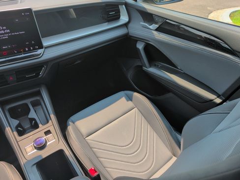 Certified 2025 Volkswagen Tiguan SE AWD/4WD image 11